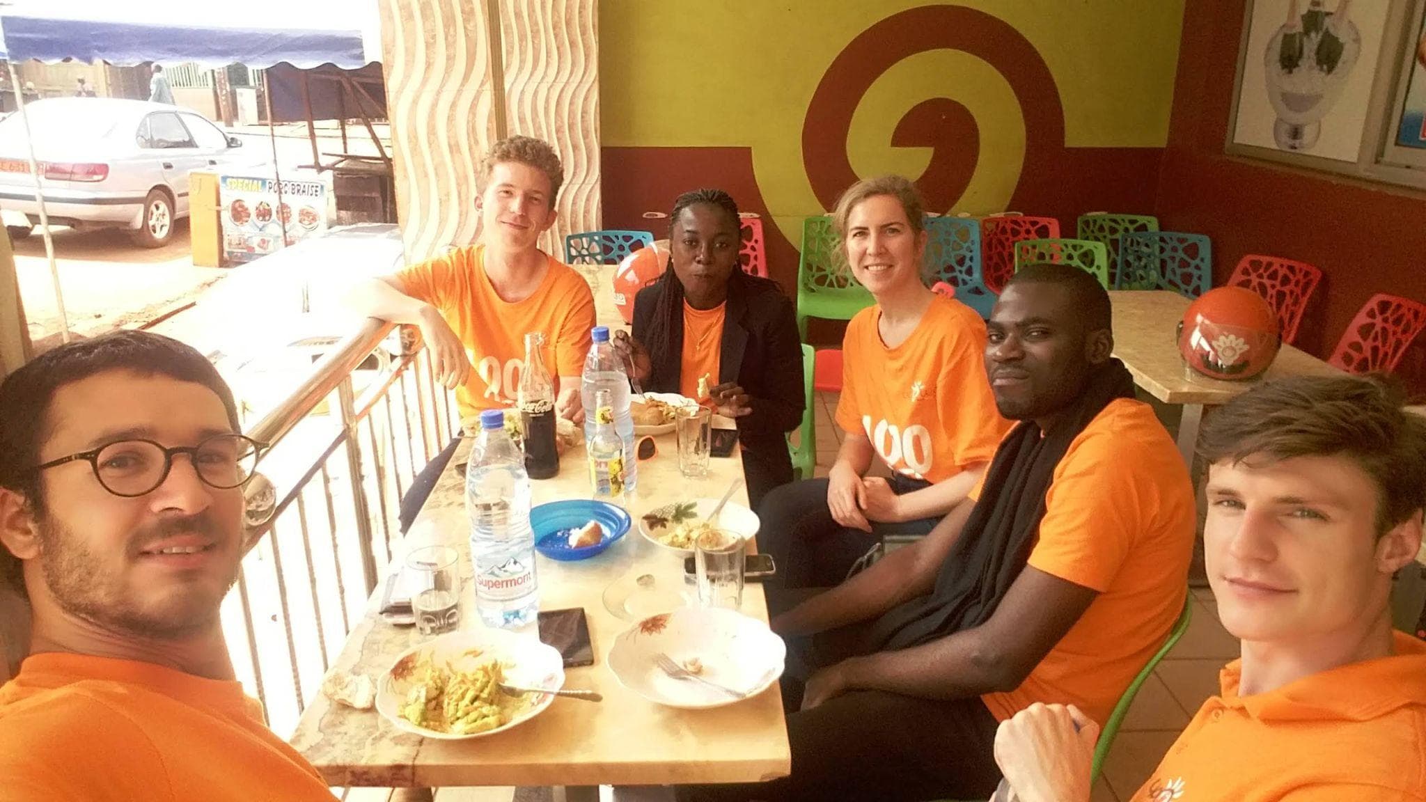Caroline Frontigny et l'équipe upOwa partageant un repas au Cameroun