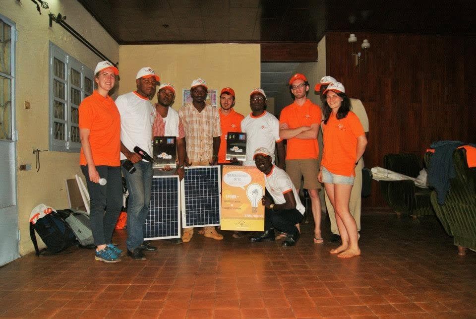 L'équipe upOwa réunie autour de kits solaires au Cameroun